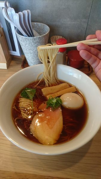 「醤油らーめん+味玉」@らーめんMAIKAGURAの写真