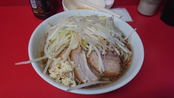 「小豚麺半分　ニンニク　生卵」@ラーメン二郎 千住大橋駅前店の写真