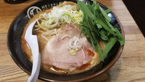 「期間限定　ピリッと辛味噌らあめん　ニラトッピング」@豚骨らあめん専門店 とんこつ家ZUNの写真