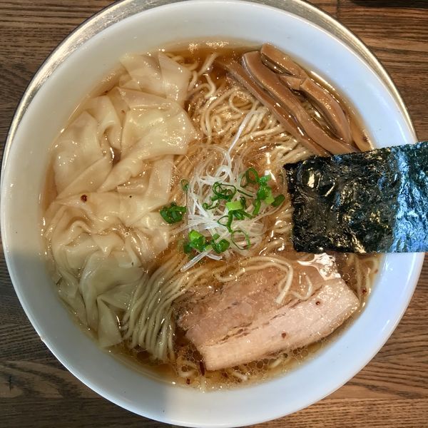 「醤油の旨味ソバ ¥830円（皮ワンタン＋100円）」@Tomboの写真