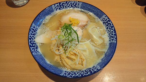 「ワンタン中華そば 白だし 920」@中華そば 虎桜の写真