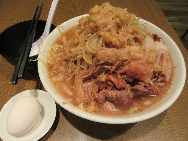 「豚ラーメン（９５０円）＋生玉子」@俺の生きる道 つくば店の写真
