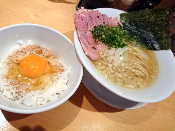 「旨味だし淡麗 中華そば(塩)+玉子かけご飯」@麺屋 まほろ芭の写真