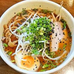 ごま辛豚骨らーめん