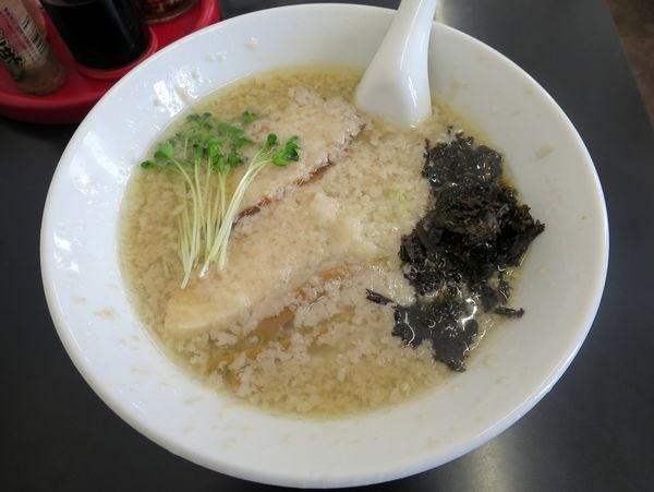 「煮干しらぁめん ７５０円 ※背脂多め」@ラーメン香華の写真
