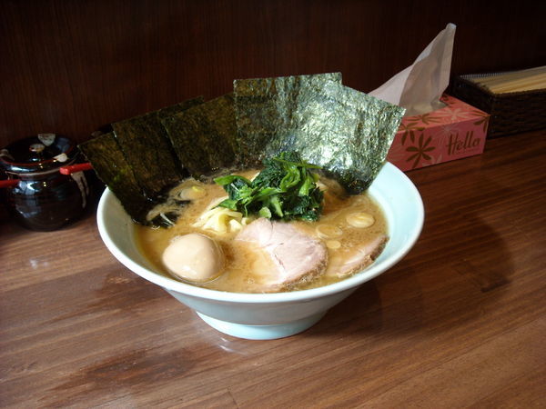 「ラーメン中盛り８２０円」@横浜家系 せいせき家の写真