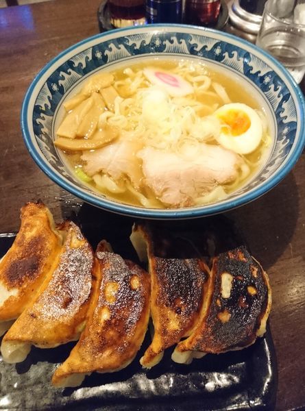 「しょうゆらーめん 餃子」@手打ちらーめん 麺之介の写真