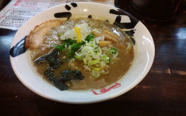 「煮干し豚骨ラーメン」@博多長浜ラーメン てのごい屋 稲田堤店の写真