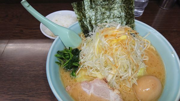 「ネギラーメン中盛(900円)+キャベツ(100円)」@とんぱた亭 片倉町店の写真