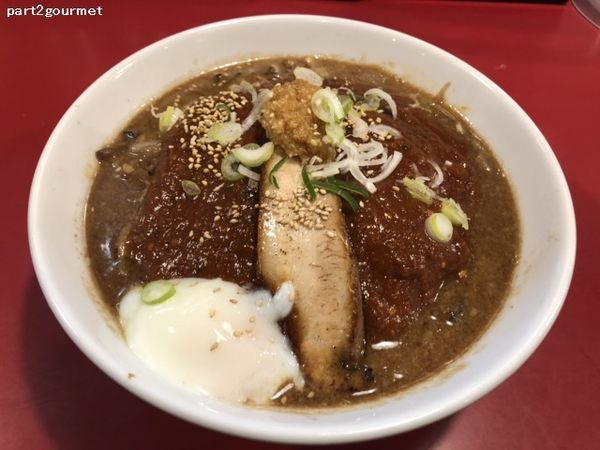 「馬辛らーめんトロ玉入り (900円)」@らー麺 つけ麺 おぐりの写真