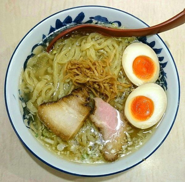 「喜多方らーめん(塩) 半熟味付け玉子」@食堂 七彩の写真