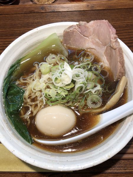 「特製醤油らーめん（並）1100円＋替玉」@燻製麺 燻の写真