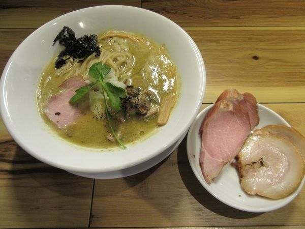 「限定　濃厚牡蠣そば（９００円）＋チャーシュー２５０円」@土浦麺処 龍乃舞の写真