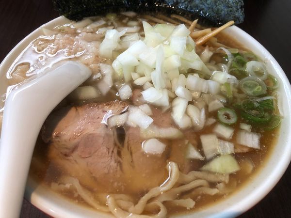「ラーメン（小）＋身入り＋玉ねぎ」@手打ち中華そば 酒田の写真
