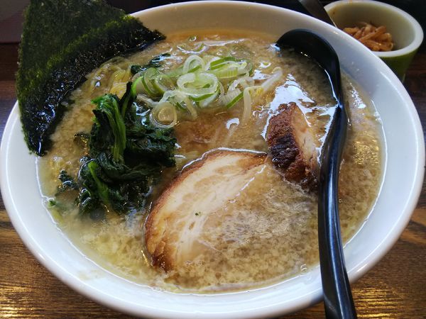 「醤油　：中麺　（大盛り）　※辛モヤシサービス」@信州麺屋 とんずら －カエン－の写真