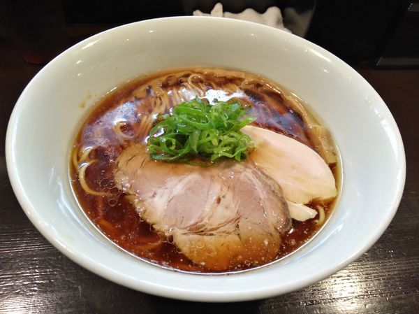 「醤油らぁ麺」@らぁ麺 すぎ本の写真