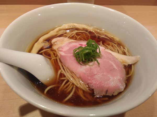 「醤油らぁ麺」@らぁ麺 はやし田 新宿本店の写真