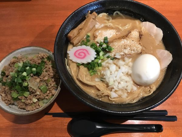 「特製濃厚中華そば+チャーシュー丼」@中華そば 輝羅の写真