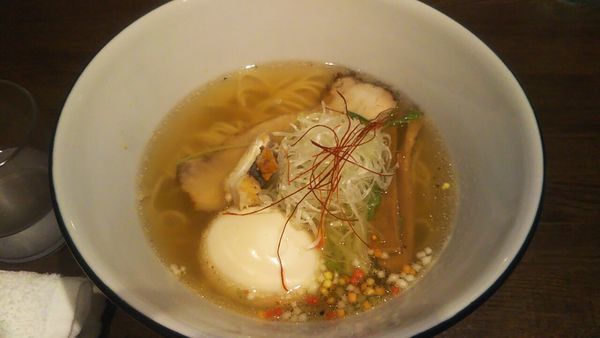「真鯛 塩らぁ麺 寿+味玉」@らぁ麺BAR 錦 iwamotoの写真