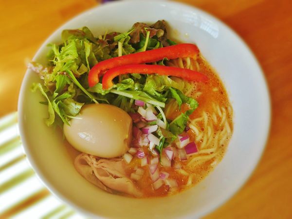 「【期間限定】ベジ・トマトらーめんと味玉」@らーめん コッコの写真