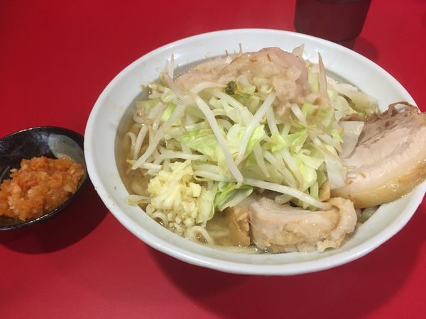 「小豚2枚 紅葉卸 麺半分ニンニク少しアブラ」@ラーメン二郎 札幌店の写真