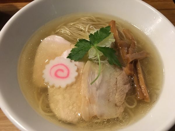 「朝びき鶏のこく塩ラーメン＋チャーシュー」@がふうあんの写真
