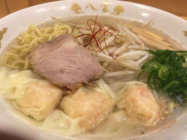 「塩ラーメン（800円）＋海老ワンタン（180円）」@麺匠 八雲 本店の写真