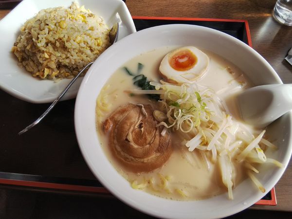「【限定】豚骨ラーメン＋半炒飯　※コーヒー１杯無料」@中国料理 竹園の写真