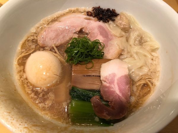 「特製醤油そば1500円 地鶏あぶら飯200円 焼売300円 ビー」@饗 くろ㐂の写真