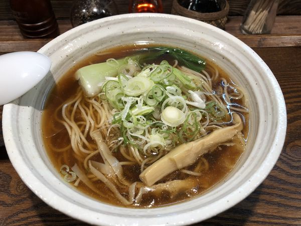 「燻製醤油(低加水麺中盛)」@燻製麺 燻の写真