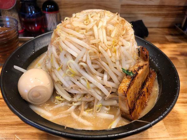 「J系野菜ラーメン＋ヤサイちょいマシ＋玉子」@らぁめん つけめん 豚火 長塚店の写真