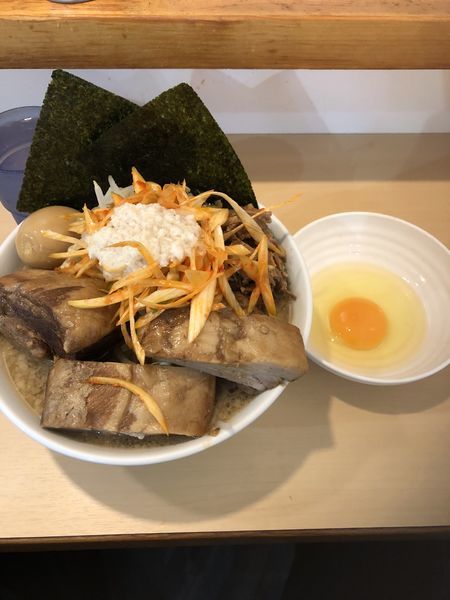 「影武者ラーメン 生玉子」@らーめん 影武者 外伝の写真