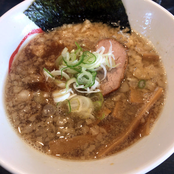 「しょうゆらーめん　背脂　750円」@燵家製麺の写真