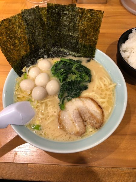 「醤油ラーメン 680円 うずら50円 サービスライス」@横浜家系ラーメン 船橋 魂心家の写真