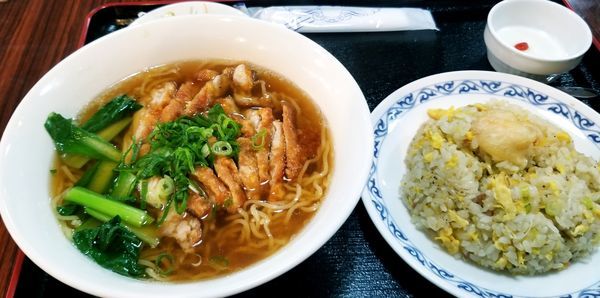 「香味揚鶏ラーメン＋エビチャーハン」@中華料理 新新の写真