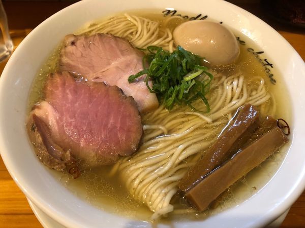 「味玉塩 900円 中盛り50円 瓶ビール小瓶 400円御通しつき」@麺庵ちとせの写真