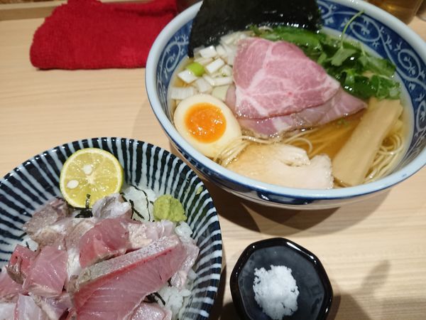 「白醤油煮干しそば750円＋ぶり丼460円」@寿製麺 よしかわ 西台駅前店の写真