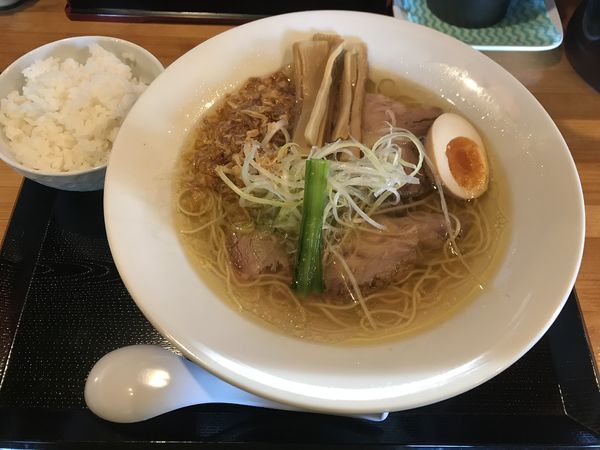 「塩ラーメン 500円地元誌クーポン使用(ランチ時ご飯無料)」@らーめん専門店 こしがや 一宮店の写真