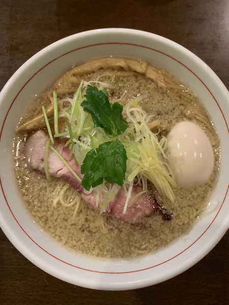「背脂地鶏中華そば醤油味麺細麺大盛 ＋味玉 ¥1000」@麺や 虎徹の写真