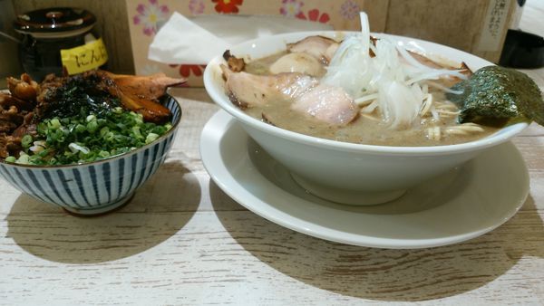 「特濃煮干しソバ味玉＋ミニチャーシュー丼」@麺garage 肉ヲ見ルの写真