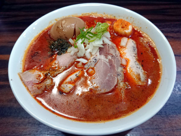 「辛いそば+肉増し+固ゆで玉子+モモタロス」@中華そば 梟の写真