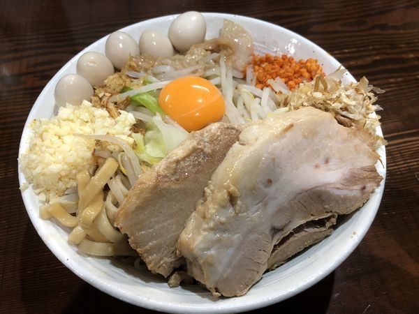 「まぜそば中（850円）＋ピリ辛ウズラ（100円）」@ギガムジャキの写真