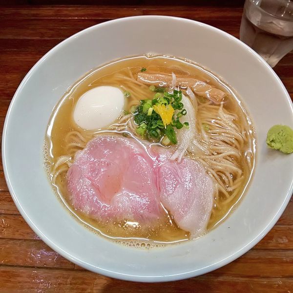 「鯵煮干しのしおそば味玉 950円」@町田汁場 しおらーめん進化 町田駅前店の写真