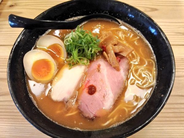 「豚鶏醤油（赤）」@麺恋 まうろあの写真