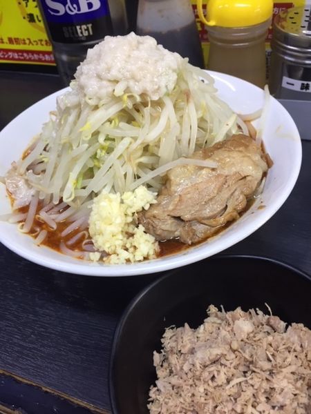「ラーメン・並 6周年価格300円　辛味・ほぐし豚各100円」@ハングリーピッグの写真