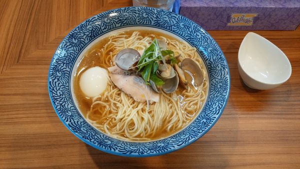 「貝出汁塩そば(鶏胸肉＋あさり)大盛無料¥900＋味玉¥100」@中華そば つの井の写真