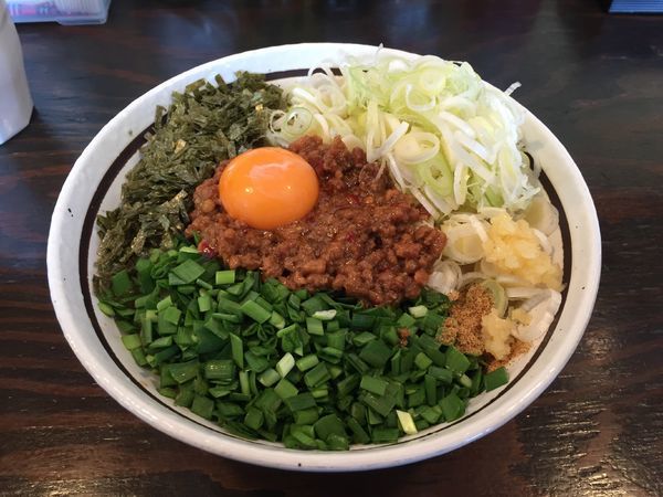 「台湾まぜそば大盛りトッピングにんにくネギ」@麵屋やまひで 掛尾店の写真