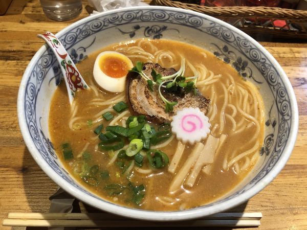 「辛味噌ラーメン＋つまみ＋アルコール」@支那そばとんぼの写真