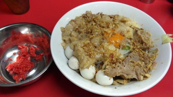 「汁なし麺柔め(並) 野菜少、にんにくあぶらダブル、魚粉うずら」@ラーメンハイキックの写真