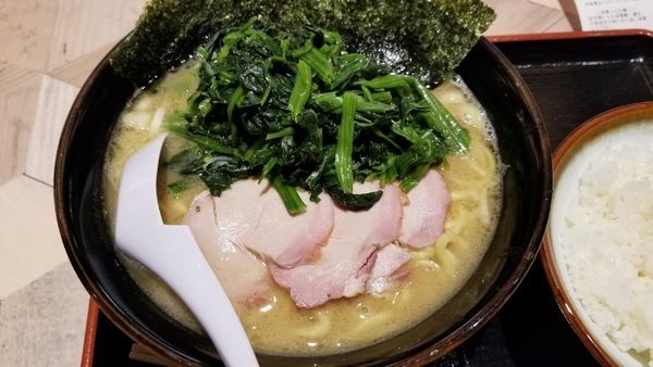 「豚骨醤油らあめん　中　ほうれん草トッピング」@豚骨らあめん専門店 とんこつ家ZUN イオンモール松本店の写真